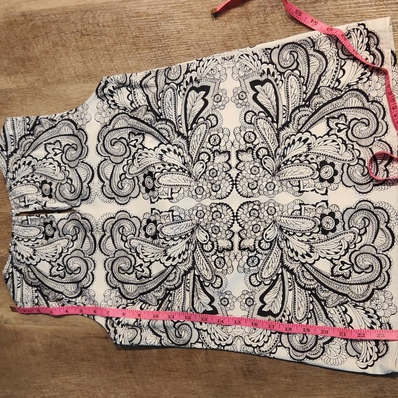 The Limited *Sleeveless Black and White Patterned Blouse. - Picture 6 of 8